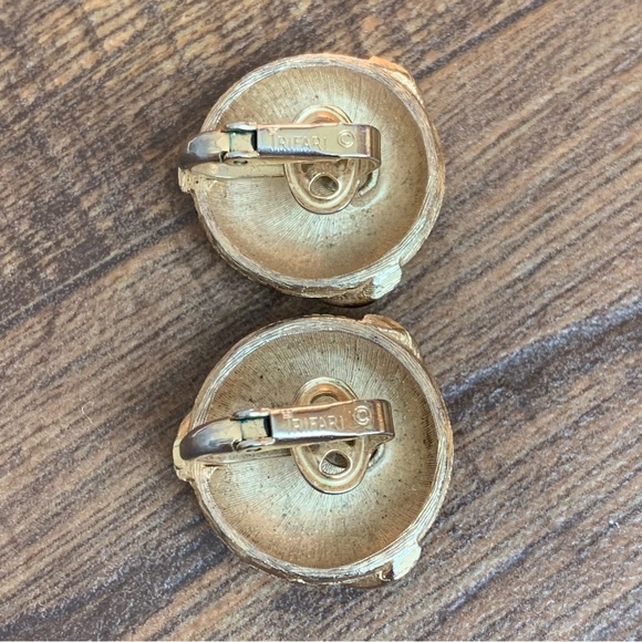 Vintage Crown Trifari Gold Tone Round Swirl Clip-On Earrings - Picture 2 of 5